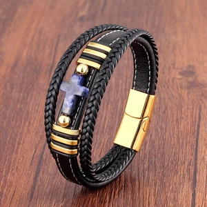 Détail du bracelet multicouche en cuir avec croix en pierre bleue et fermoir magnétique doré