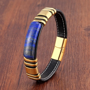 Détail du bracelet en cuir pour homme avec pierre lapis-lazuli et fermoir magnétique
