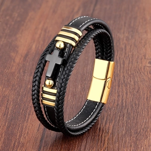 Détail du bracelet multicouche en cuir tressé avec fermoir magnétique doré et croix