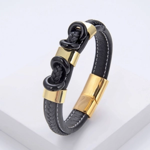 Détail du bracelet en cuir tressé pour homme avec fermoir magnétique doré et métal