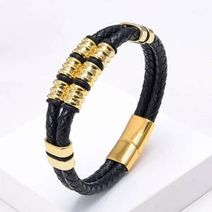 Pulsera trenzada de cuero negro con anillos metálicos dorados y cierre magnético