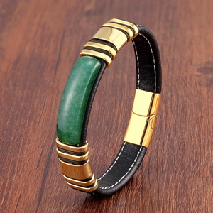 Vue macro d'un bracelet en cuir pour homme avec pierre verte polie et fermoir doré
