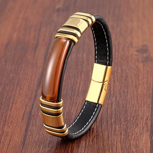 Détail de bracelet en cuir noir pour homme avec pierre ambrée et fermoir magnétique doré