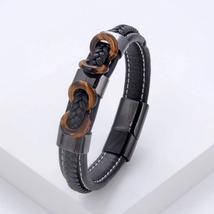 Détail du bracelet en cuir pour homme avec perles oeil de tigre et fermoir magnétique