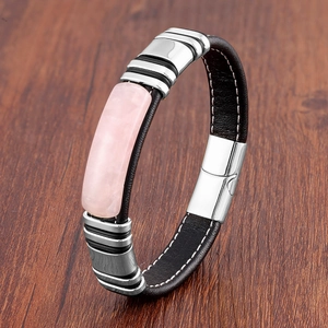 Détail d'un bracelet en cuir noir avec pierre minérale rose et fermoir magnétique en métal