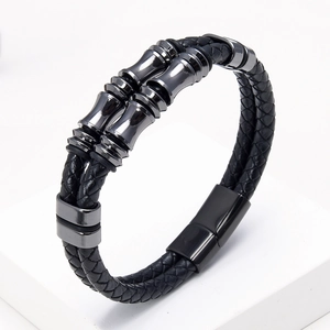 Herenarmband van gevlochten zwart leer met stalen kralen en een handige magneetsluiting