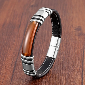 Détail du bracelet rétro en cuir pour homme avec pierre orange et fermoir magnétique