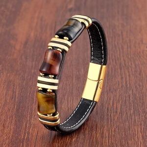 Détail du bracelet cuir homme avec pierres œil de tigre tricolores et fermoir doré chic