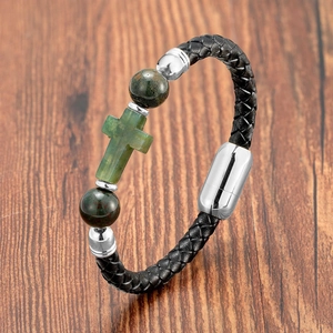 Bracelet tressé en cuir noir pour homme avec croix en pierre verte et fermoir en acier inox