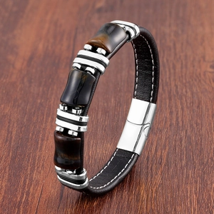 Gros plan d'un bracelet en cuir noir pour homme avec trois pierres d'œil de tigre
