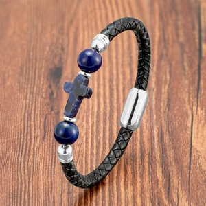 Gros plan d'un bracelet en cuir tressé noir pour homme avec croix bleue et perles