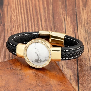 Dettaglio del bracciale in pelle intrecciata con pietra di marmo e chiusura dorata