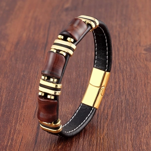 Gros plan du bracelet en cuir pour homme avec perles oeil de tigre et fermoir doré