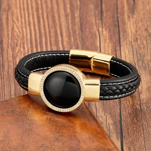Bracciale da uomo in pelle con pietra nera rotonda e chiusura magnetica dorata