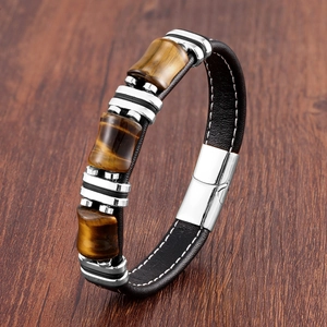 Détail du bracelet en cuir pour homme avec perles oeil de tigre et fermoir magnétique