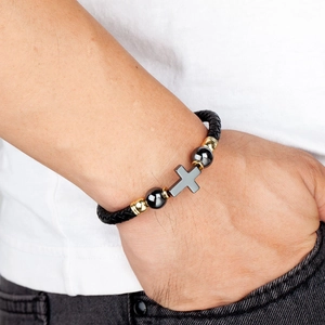 Bracelet religieux pour hommes en cuir tressé avec pendentif croix grise et détails dorés