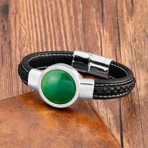 Détail d'agate verte avec halo de zircon sur bracelet en cuir tressé noir pour hommes