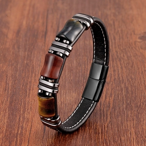 Détail d'un bracelet en cuir pour homme avec pierres œil de tigre et fermoir magnétique