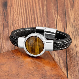 Détail d'un bracelet en cuir pour homme avec œil de tigre et fermoir magnétique