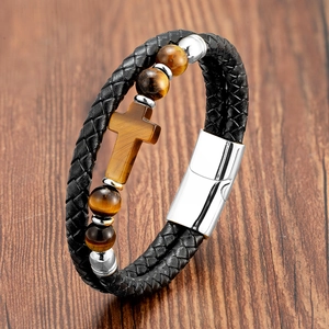 Herren Armband aus schwarzem Leder mit Tigerauge-Perlen und Kreuz auf Holzgrund