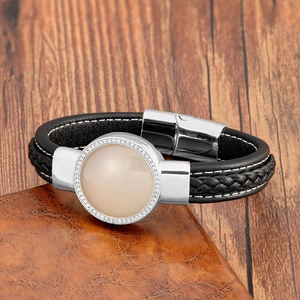 Détail d'un bracelet en cuir pour homme avec pierre ronde et fermoir magnétique argenté