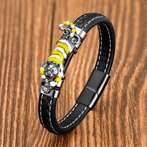 Bracciale da uomo in pelle nera intrecciata con ciondolo a tigre e chiusura magnetica