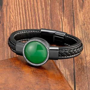 Dettaglio del bracciale in pelle nera con pietra verde e zirconi micro pave