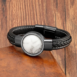 Dettaglio del bracciale in pelle da uomo con pietra bianca e chiusura magnetica nera