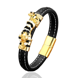 Bracciale da uomo in pelle nera intrecciata con ciondolo a tigre dorata e chiusura magnetica