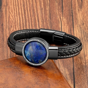 Dettaglio di lapislazzuli blu e zirconi su bracciale in pelle nera stile punk
