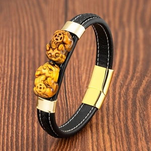 Bracciale etnico da uomo in pelle intrecciata con pietre occhio di tigre e chiusura dorata