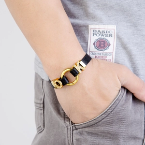 Bracelet classique en cuir noir avec breloque lettre en métal doré et cristaux