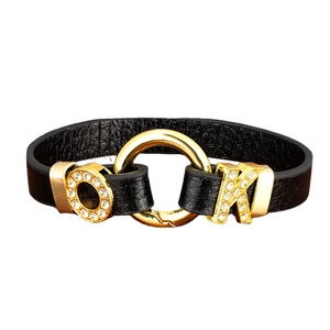 Bracelet en cuir noir avec lettres OK dorées et ornements en cristaux brillants