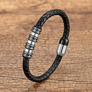 Primo piano del bracciale in pelle intrecciata con chiusura magnetica e anelli in acciaio