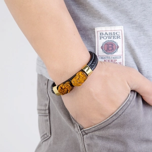Bracciale etnico da uomo in pelle intrecciata con pietre occhio di tigre e ciondoli