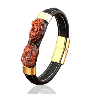 Bracciale etnico da uomo in pelle intrecciata con doppi ciondoli Pixiu dorati