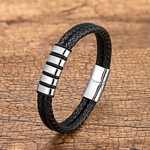 Gros plan du bracelet double couche en cuir tressé noir avec fermoir magnétique en acier