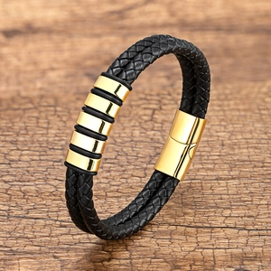 Détail du bracelet en cuir tressé double couche avec manchons dorés et fermoir magnétique