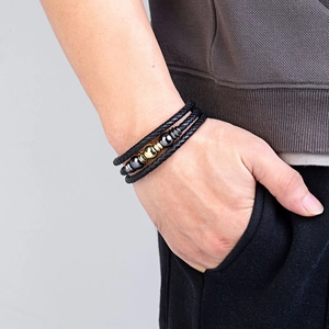 Bracelet multicouche en cuir tressé noir pour homme avec perles en métal doré et gris