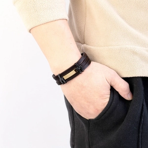 Herenarmband van meerlaags gevlochten bruin leer met gouden metalen plaatje