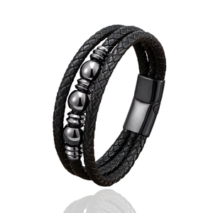 Bracelet multicouche en cuir tressé avec perles en acier poli et fermoir magnétique