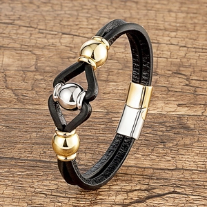 Détail d'un bracelet en cuir multicouche avec des perles en métal poli or et argent