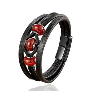 Bracelet multicouche en cuir noir pour homme avec perles rouges et fermoir magnétique