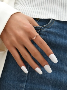 Gros plan sur une bague feuille ajustable en or rose avec zircons sur la main