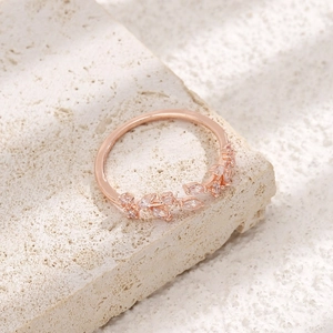 Bague réglable en or rose avec des feuilles ornées de zircons brillants de coupe marquise