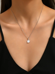 Gros plan d'un pendentif élégant en zircone poire sur une chaîne de collier argentée