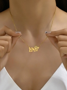 Nahaufnahme der goldenen 1997 Kronen-Halskette aus 18K Edelstahl am Hals
