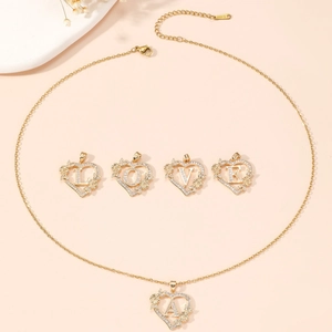 Collana a cuore in acciaio dorato con ciondoli a lettere in strass e dettaglio floreale