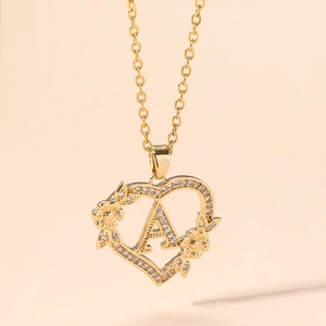 Elegante collana a cuore dorata con lettera A, fiori e zirconi brillanti di lusso