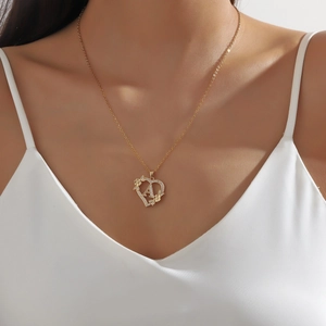 Collana con ciondolo a cuore dorato con lettera A, piccoli fiori e cristalli